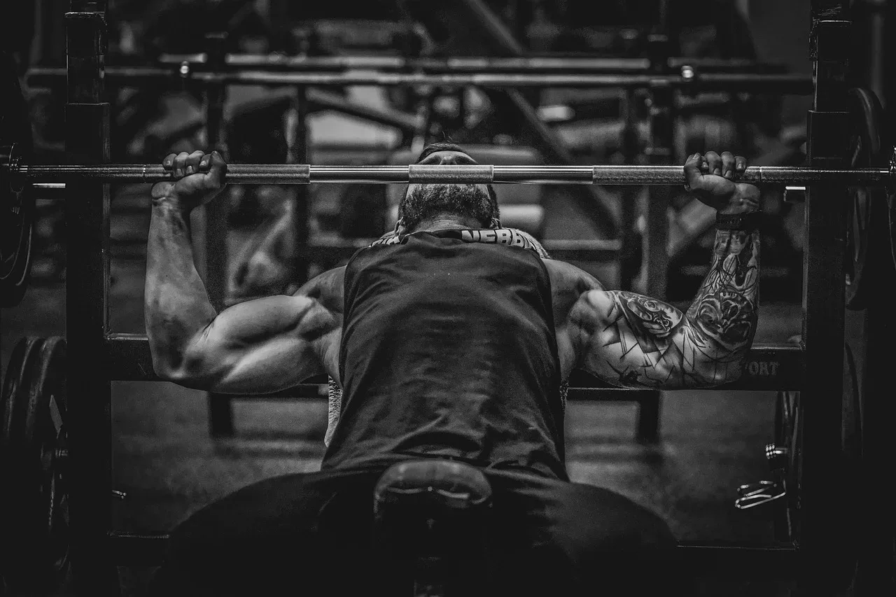 Trening ze sztangą na siłowni - dzień push w schemacie push pull legs